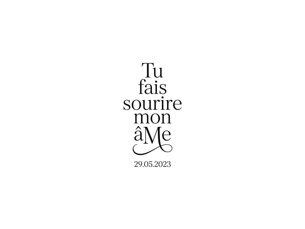 Тату эскиз: Минималистичный эскиз татуировки для ключицы. Чёрные линии на нейтральном фоне. Изящный тонкий шрифт с засечками (в стиле Didot). Французская фраза «Tu fais sourire mon âme» расположена вертикально, композиция компактная. Прописная буква M в слове «âme» выделена — она крупнее остальных и дополнена деликатным каллиграфическим росчерком, уходящим вниз. Под фразой более мелким шрифтом указана дата 29.05.2023. Чёткие контуры, без теней и градиентов.
