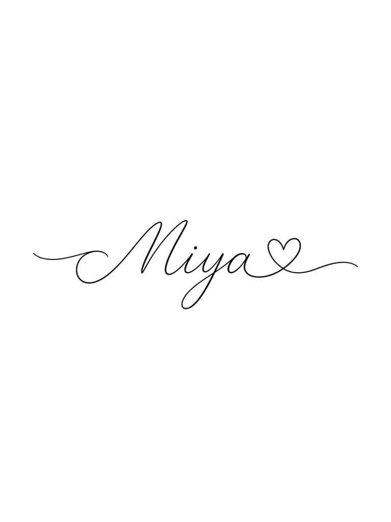 Тату эскиз: Женственная минималистичная татуировка с именем. Маленькое контурное сердечко в конце слова. Оно должно быть логическим продолжением хвостика буквы «a» (выполнено одной неразрывной линией). Примерно 3.5–4.5 см по длине.