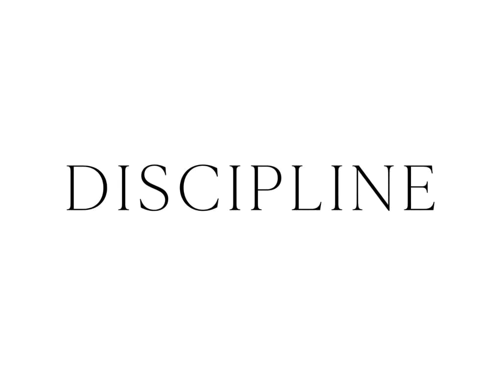 тату минимализм со словом DISCIPLINE